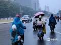 中国天气网讯 立春日当天（2月4日），广西南宁雨雾交加， 能见度较低，道路湿滑，市民撑伞或披雨披出行。（图文/曾海科）