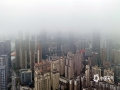 中国天气网讯 2月5日元宵节，广西南宁雨水闹元宵，雨雾缠绵，高楼仿佛隐身在雾气中。（文/黄丽娜 图/曾海科）