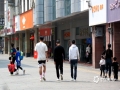 中国天气网讯 3月5日至6日，南宁春光明媚，最高气温超过25℃。街头行人进入“乱穿衣”模式，棉袄、夹克与短袖、裙装共舞。（图文/郁海蓉）