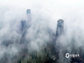中国天气网讯 3月19日 ，南宁市雨雾交织，高层建筑若隐若现，空中俯视犹如仙境。（图/曾海科  文/郁海蓉） ​​​
