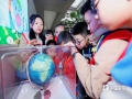 中国天气网广西站讯 3月18-19日，柳州市气象局联合柳州科技馆开展了“携手气象扬帆未来”为主题的世界气象日研学活动，给青少年提供了一个了解气象、了解天文的科普平台。通过研学活动，同学们不零距离感受气象科学技术的乐趣与魅力，进一步丰富了气象科普知识，了解科学技术在气象等领域中的重要作用，也让他们更多地了解天气、气候、水各个因素的相互作用，以及对人们的日常生活和人类的未来发展的影响。同时3月18日当天，在柳州市气象局科普教育基地也举办开放研学活动，配合本局自研自制的文创教具，为小朋友们送上一份别开生面的科普之旅。(图文/李宜爽）