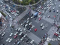 中国天气网广西站讯 今天（10日）早高峰时段，广西南宁市城区遭遇雨雾天气，能见度不佳、路面湿滑，导致多条道路出现拥堵现象。广西气象台10日06时发布大雾蓝色预警：预计未来24小时，南宁、柳州、来宾、贵港、贺州、梧州、玉林、钦州、防城港、北海等市的部分地区有能见度不足1000米的雾，局地有能见度不足200米的强浓雾，需注意防范。（图文/周玉）