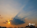 中国天气网广西站讯 6月2日傍晚，夕阳西下，广西玉林上空出现丁达尔景观！“丁达尔效应”，一般出现在清晨、日落时分或者雨后云层较多、大气中有雾气的时候，其独特的光影景象显得特别壮观。（文图/曾茂桂 ）