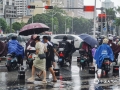 受今年第號臺風“泰利”影響，今天（18日）早上南寧城區(qū)風雨交織，給市民出行帶來不便。風雨打壓之下，暑熱消散體感甚是清涼，09時氣溫僅24℃左右。（圖文/唐曉珊）