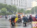 受今年第號臺風“泰利”影響，今天（18日）早上南寧城區(qū)風雨交織，給市民出行帶來不便。風雨打壓之下，暑熱消散體感甚是清涼，09時氣溫僅24℃左右。（圖文/唐曉珊）