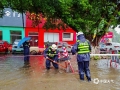 中國天氣網(wǎng)訊 受臺風“泰利”影響，17-18日廣西欽州被暴風雨襲擊，截至18日16時前24小時，欽州普降暴雨到大暴雨，欽南區(qū)黃屋屯鎮(zhèn)屯安村出現(xiàn)了240毫米的大暴雨，欽州國家站測到22.2米/秒的9級烈風，受暴風影響雨欽州市城區(qū)部分路段出現(xiàn)內澇積水 ，樹木、告示牌等被大風吹倒。18日城管工作人員和環(huán)衛(wèi)工人及時出動進行排水和清障，確保車輛通行。（圖文/隆宇）