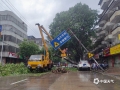 中國天氣網(wǎng)訊 受臺風“泰利”影響，17-18日廣西欽州被暴風雨襲擊，截至18日16時前24小時，欽州普降暴雨到大暴雨，欽南區(qū)黃屋屯鎮(zhèn)屯安村出現(xiàn)了240毫米的大暴雨，欽州國家站測到22.2米/秒的9級烈風，受暴風影響雨欽州市城區(qū)部分路段出現(xiàn)內澇積水 ，樹木、告示牌等被大風吹倒。18日城管工作人員和環(huán)衛(wèi)工人及時出動進行排水和清障，確保車輛通行。（圖文/隆宇）