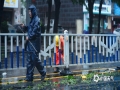 中国天气网讯 18日，台风“泰利”的暴风雨扫荡后，北海市区道路随处可见残枝败叶，虽然仍然下着雨，北海环卫工人及时将路面清障，将吹倒的路挡扶起。（文/刘宇菲 图/覃帅 刘宇菲 杨宇华）