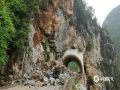 受近段時間多次降雨天氣影響，8月4日，百色市凌云縣下甲鎮(zhèn)至沙里瑤族鄉(xiāng)二級路弄福村路段隧洞囗處出現(xiàn)山體塌方，導(dǎo)致道路受阻，無法通行。提醒廣大公眾，由于受近期多降雨影響，土壤?水份飽和，易出現(xiàn)山體塌方、滑坡等地質(zhì)災(zāi)害，在出行時一定要?注意觀察，確保出行安全。（圖文/楊少秋）