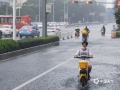 8月14日13時許，廣西南寧青秀區(qū)一場強降雨不期而至，路上行人被困，街道積水嚴重內(nèi)澇成河，行車如行船。（圖文/唐曉珊）