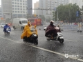 8月14日13時許，廣西南寧青秀區(qū)一場強降雨不期而至，路上行人被困，街道積水嚴(yán)重內(nèi)澇成河，行車如行船。（圖文/唐曉珊）