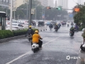 8月14日13時許，廣西南寧青秀區(qū)一場強降雨不期而至，路上行人被困，街道積水嚴(yán)重內(nèi)澇成河，行車如行船。（圖文/唐曉珊）