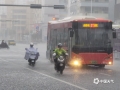 8月14日13時許，廣西南寧青秀區(qū)一場強降雨不期而至，路上行人被困，街道積水嚴重內(nèi)澇成河，行車如行船。（圖文/唐曉珊）