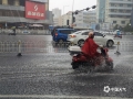 8月14日13時許，廣西南寧青秀區(qū)一場強降雨不期而至，路上行人被困，街道積水嚴重內(nèi)澇成河，行車如行船。（圖文/唐曉珊）