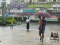 8月14日13時許，廣西南寧青秀區(qū)一場強降雨不期而至，路上行人被困，街道積水嚴重內(nèi)澇成河，行車如行船。（圖文/唐曉珊）