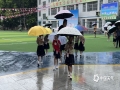 中国天气网讯 8月28日中午，广西南宁市各个中小学开学第一天，南宁市区就迎来雨水的洗礼，民族大道东段小学门口站满了冒雨来接孩子放学的家长，雨水对交通也造成了影响。（图文/黄丽娜）