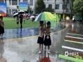中国天气网讯 8月28日中午，广西南宁市各个中小学开学第一天，南宁市区就迎来雨水的洗礼，民族大道东段小学门口站满了冒雨来接孩子放学的家长，雨水对交通也造成了影响。（图文/黄丽娜）