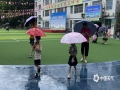 中国天气网讯 8月28日中午，广西南宁市各个中小学开学第一天，南宁市区就迎来雨水的洗礼，民族大道东段小学门口站满了冒雨来接孩子放学的家长，雨水对交通也造成了影响。（图文/黄丽娜）