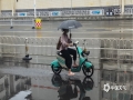 中国天气网讯 受今年第9号台风“苏拉”外围环流影响，从昨晚开始到今天（3日）白天，广西南宁城区一直在下雨。虽然降雨强度不大，但细雨纷纷，也影响到了周末市民的出行。（图文/唐晓珊）