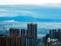 中国天气网讯 今天（9月9日）早晨，夜雨后的南宁主城区依然乌云密布，而城市周边的山峦则云雾缥缈，美不胜收。（图/曾海科）