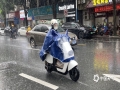 中国天气网讯 9月11日，“海葵”残涡在广西继续发威，中午13时许，一场突如其来的大雨冲刷南宁，市民冒雨骑行。（图文/黄丽娜）