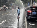 中国天气网讯 9月11日，“海葵”残涡在广西继续发威，中午13时许，一场突如其来的大雨冲刷南宁，市民冒雨骑行。（图文/黄丽娜）