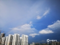 中国天气网讯 9月17日和18日，广西南宁的天空在一场阵雨过后出现绚丽的彩霞和彩虹。暮色降临前，色彩缤纷的晚霞瞬间把城市点亮，让人意犹未尽。（图文/唐晓珊）