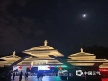 中國(guó)天氣廣西站訊 9月29日，中秋月圓夜，廣西皓月當(dāng)空，與夜色相映成景，美不勝收。圖為：南寧的圓月。（文/吳晗 圖/韋堅(jiān)）