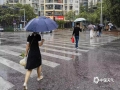 中国天气网讯 受台风“三巴”和冷空气共同影响，今天（10月19日）早晨，广西南宁市城区出现降雨，市民或打伞或穿雨衣出行。（图文/曾海科）