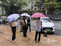 中国天气网讯 受台风“三巴”和冷空气共同影响，今天（10月19日）早晨，广西南宁市城区出现降雨，市民或打伞或穿雨衣出行。（图文/曾海科）