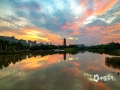 中国天气网讯 昨天（10月26日）广西南宁市城区天空的云量增加。落日时分火烧云霞倒映在湖面上，水天一色，蔚为壮观。（图文/曾海科） ​​​