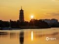 中国天气网广西站讯 1月3日傍晚，南宁的晚霞把天空和湖面染成了橘红色，温暖又治愈。（图文/曾海科）