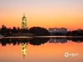 中国天气网广西站讯 1月3日傍晚，南宁的晚霞把天空和湖面染成了橘红色，温暖又治愈。（图文/曾海科）