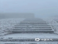 1月21日，受冷空气影响，桂林兴安县严关镇源江村迎来今年以来首次雾凇景观。山上银装素裹，瞬间成了冬日里最独特的美景。（图文/丁嘉玲）