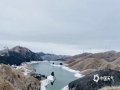 受强冷空气影响，近日广西桂林天湖呈现出了久违的冰雪世界。这里海拔在1600米以上，积雪多天不化。当阳光洒向地面，非黑即白的万物瞬间变得靓丽耀眼，仿佛进入梦幻奇境。（图/陈云杰 文/唐晓珊）