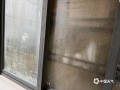 中国天气网讯 1月31日，暖湿气流疯狂地涌进广西，广西南宁局地出现了能见度不足100米的浓雾，回南天也携水汽汹涌扑来，市民的墙壁、玻璃、家具、地板上也不断地“冒汗”，给市民的生活和出行带来了很大的影响。（图文/黄丽娜）