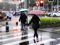 中国天气网讯 今天（2月28日）清晨，广西南宁细雨连绵，9时气温仅有7.1℃，体感湿冷，上班高峰期市民撑伞、披雨衣出行。（图文/郁海蓉）