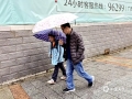 中国天气网讯 今天（2月28日）清晨，广西南宁细雨连绵，9时气温仅有7.1℃，体感湿冷，上班高峰期市民撑伞、披雨衣出行。（图文/郁海蓉）