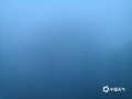 中国天气网广西站讯 3月4日清晨，广西南宁城区出现能见度小于200米的强浓雾，雾气弥漫，如柔软的白色纱帘，把眼前的世界都包裹在一片神秘之中，让人仿佛置身于云端。（文图/曹钰佳）