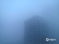 中国天气网广西站讯 3月4日清晨，广西南宁城区出现能见度小于200米的强浓雾，雾气弥漫，如柔软的白色纱帘，把眼前的世界都包裹在一片神秘之中，让人仿佛置身于云端。（文图/曹钰佳）