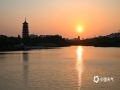 中国天气网讯 3月4日， “流浪”了十多天的太阳终回归，广西南宁终于迎来了阳光，傍晚，五象湖再现浮光跃金的夕阳美景。（文/黄丽娜 图/曾海科）