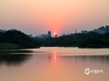 中国天气网讯 3月4日， “流浪”了十多天的太阳终回归，广西南宁终于迎来了阳光，傍晚，五象湖再现浮光跃金的夕阳美景。（文/黄丽娜 图/曾海科）