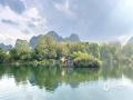 中国天气网讯 3月的广西大新安平仙河上“仙气飘飘”，小瀑布群的水清澈凉爽，两岸春色动人，让游人流连忘返。（图文/黄丽娜）