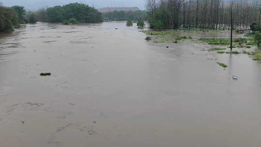  The water level of some rivers in Guilin has soared due to heavy rain