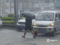 中国天气网讯 今天（5月8日）上午，广西南宁白昼如夜，雨水伴随着隆隆雷声倾盆而下，路上积水不一会儿就淹至成人脚踝处，有的市民撑伞而行，有的市民躲进附近建筑物内避雨。南宁市气象台一度将暴雨预警信号升级至红色。（图文/郁海蓉）