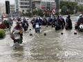 中國天氣網(wǎng)訊 5月18日廣西南寧遭遇大暴雨夜襲，降雨量達到187毫米，小時雨量最大達到77.2毫米，城區(qū)部分路段內(nèi)澇嚴重，19日早晨車輛在積水中行駛?cè)玳_船一般，部分路段交通由于積水過深而中斷。（圖文/黃麗娜）