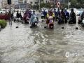 中國天氣網(wǎng)訊 5月18日廣西南寧遭遇大暴雨夜襲，降雨量達到187毫米，小時雨量最大達到77.2毫米，城區(qū)部分路段內(nèi)澇嚴重，19日早晨車輛在積水中行駛?cè)玳_船一般，部分路段交通由于積水過深而中斷。（圖文/黃麗娜）