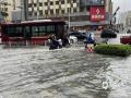 中國天氣網(wǎng)訊 5月18日廣西南寧遭遇大暴雨夜襲，降雨量達到187毫米，小時雨量最大達到77.2毫米，城區(qū)部分路段內(nèi)澇嚴重，19日早晨車輛在積水中行駛?cè)玳_船一般，部分路段交通由于積水過深而中斷。（圖文/黃麗娜）