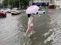 中國天氣網(wǎng)訊 5月18日廣西南寧遭遇大暴雨夜襲，降雨量達到187毫米，小時雨量最大達到77.2毫米，城區(qū)部分路段內(nèi)澇嚴重，19日早晨車輛在積水中行駛?cè)玳_船一般，部分路段交通由于積水過深而中斷。（圖文/黃麗娜）