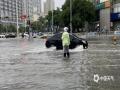 中國天氣網(wǎng)訊 5月18日廣西南寧遭遇大暴雨夜襲，降雨量達到187毫米，小時雨量最大達到77.2毫米，城區(qū)部分路段內(nèi)澇嚴重，19日早晨車輛在積水中行駛?cè)玳_船一般，部分路段交通由于積水過深而中斷。（圖文/黃麗娜）